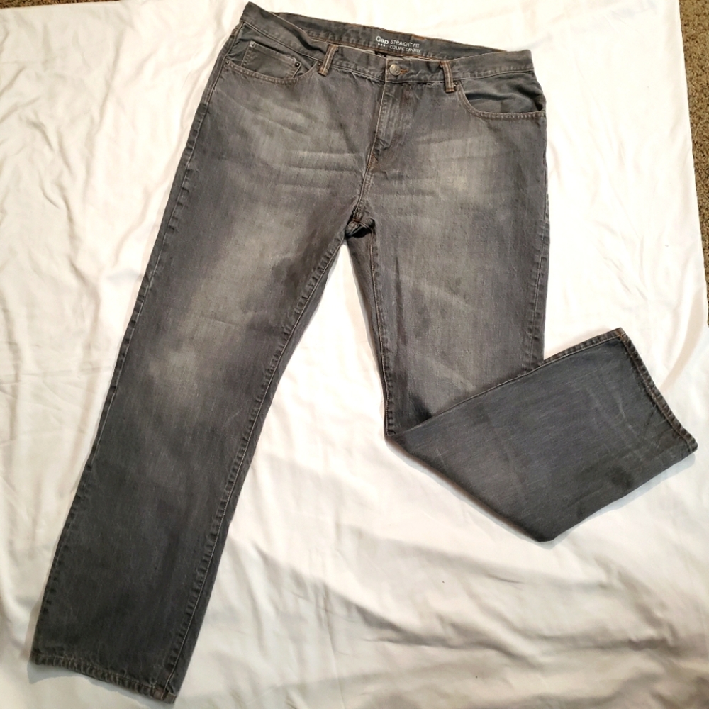 GAP, GRAY STRAGHT FIT MEN JEANS. SIZE 40/32.
